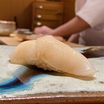 鮨 つぼみ - 天然帆立貝柱 野付より
      天然物ですがサイズはやや小ぶり、紐を外し軽く脱水しただけの仕立ては、まさに自然な甘みだけ。
      そこに角のないまろやかなシャリが優しく重なります。