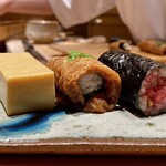 鮨 つぼみ - トロたく巻
      お稲荷さん
      たまご
      三つ並べると景色が違って見え、なんだか嬉しい心持ちとなります♪
      トロの柔らかさにたくあんの食感が大好き♪
      包んだお稲荷さんが可愛らしい！
      芝海老のたまご旨っ！