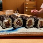 鮨 つぼみ - 追加：干瓢巻き（1本）
      大好きな干瓢巻きで締め。
      川口大将の干瓢は少し食感を残した仕立て、柔らかな干瓢巻きよりも食感があるこちらの方が好みです♪
      山葵少しと胡麻を入れていただき、美味しく締まりました♪