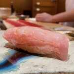 鮨 つぼみ - 金目鯛 昆布締め 銚子より
      香りがなんて良いのでしょう！
      軽く脱水され昆布の旨みを引き込んだ金目鯛、これはとても美味しい！
      身の柔らかさと存在感のあるシャリの重なりが絶妙です♪
      