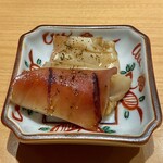 鮨 つぼみ - 焼物 ホッキ貝
      七味をかけてますが、中でも山椒の風味が強く香ります。
      焼いた事で甘みがくっきりとしたホッキ貝、食感も良く美味しい♪