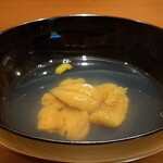鮨 つぼみ - お椀　馬糞ウニ
      一番出汁のすっきりとした旨みにウニが花開く様なお椀。
      この日も寒く手が冷たかったので、温かい汁物が嬉しい一品目です♪