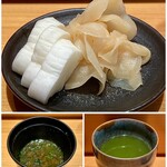 鮨 つぼみ - たくあんにガリ
      たくあんが美味しくて、3回お代わりしちゃいました。