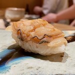 鮨 つぼみ - 煮蛤 鹿島より
      煮蛤の握りで美しいと感じた事は、川口大将が初めてです！
      更にその美味しさには仰天、なんて美味しいのですか！
      貝らしい食感の良さはさることながら、ジワジワ押し寄せる旨みが堪りませんって♪