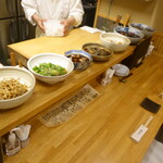 千代娘 - カウンターにズラリと並ぶおばんざい