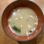 大衆串焼酒場 我家 - シメのお味噌汁。ホッとします。