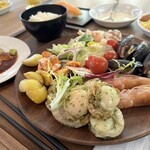 伊良湖オーシャンリゾート - ビュッフェスタイルで、どれ取ろうか迷います。