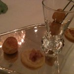 オーベルジュ・ド・リル トーキョー - フォアグラのコロッケ、スモークサーモンのシュー、小さなピッツア
