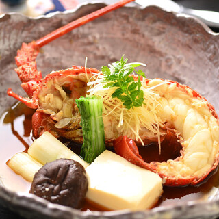 Their proud shrimp dishes are carefully prepared and presented. The popular dish is the shrimp that dances.