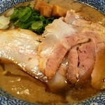 頑固麺 - 煮干し鶏豚骨　680円