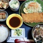 七福 - とんかつ定食　980円　品数豊富なのはよい