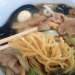 龍鳳楼 - 五目ラーメンの麺リフタップ