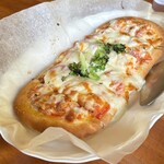 Hatayama Gaden - フレッシュトマトとツナマヨのピザ