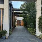 あいうえお - 駐車場から入り口