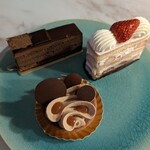 エーグルドゥース - ガナッシュトリュフ
                                、シャンティーフレーズ(ショートケーキ)
                                、タルトオーキャラメルサレ