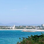 Shirahama Key Terrace Hotel Seamore - 海岸沿いに見えるのが真っ白な砂浜の“白良浜”
      海水浴シーズンは大人気!!私もよく遊びに行きました♡