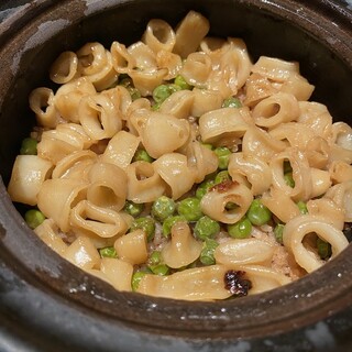 用生米煮的 【砂鍋飯】 這個月是長槍烏賊和豌豆的砂鍋飯