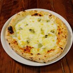 Pizza Quattro formaggi 크로토로프르마지