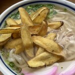 中隈うどん - サービス品のごぼう天を投入