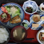 238521166 - 日替わりランチで本日はさばのカレーマヨ焼きメンチカツおろし甘酢だれです　