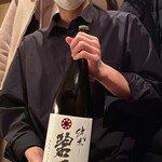 かもやす - 長身スリム小顔のイケメンスタッフ(アルバイト)から日本酒を注いで頂きました。