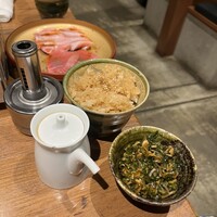 焼うお いし川 - 5種盛りの赤酢飯+薬味
