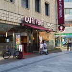 CAFFE VELOCE - 広島電鉄袋町電停から直ぐの「CAFE VELOCE(カフェ・ベローチェ)広島袋町店」さん、朝7時から営業
                        2009年開業、運営はC-United株式会社
                        電光ロゴ看板、ガラス張り壁