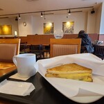 CAFFE VELOCE - モーニングCセット(税込480円)
                        白壁に腰高までの木板張り、千鳥格子柄のタイル張り、木目調の調度品、照明器具はダウンライトとスポットライトの組み合わせ
                        スッキリとしつつものんびり寛げる空気感です