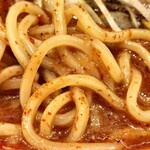 蒙古タンメン中本 - スープにくぐらせた麺