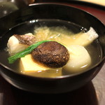 日本料理 太月 - お椀　（ヒゲ鱈のおぼろ巻き、玉子豆腐、焼椎茸、下仁田ねぎ、うぐいす菜）