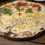 ピッツェリアアンドバー セレーノ - ２種のピッツァ（マルゲリータ/ゴルゴンゾーラ蜂蜜）4,500円のコース　