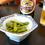 鰻家 - ビールに枝豆添え