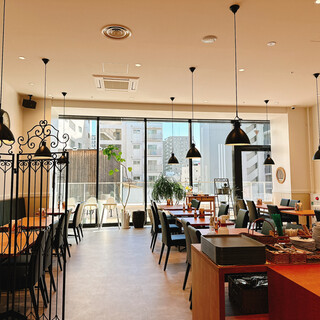 明るくて開放的な店内でゆったりとした時間をお過ごしください。