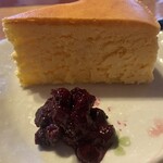 Rogu tei - 自家製チーズケーキとブルーベリーソース
