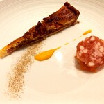 Restaurant Rue richesse - イベリコ豚とオニオンコンフィのタルト　キャロットラぺと熟成サラミ