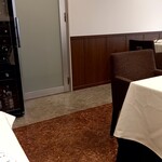 Restaurant Rue richesse - 最大12名の小さな店内　ワインセラー