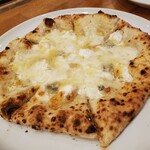 Pizzeria ALLORO - クワトロフォロマッジ