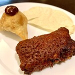 106 サウスインディアン - サモサ、パパド、ゴアスペアリブ。リブは赤ワインにピッタリ。骨の周りが一番美味しいですね。