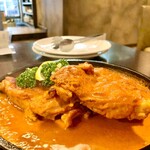 106 サウスインディアン - 名物のタンドリーチキン。12種のスパイスと自家製ヨーグルトに漬けこんだ骨付鶏肉をジューシーに焼き上げていて、肉汁溢れる美味さ