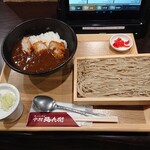 中村麺兵衛 - スパイシーカツカレーとそば (1,098円・税込)