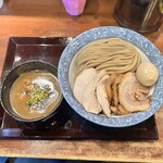 麺や而今 - 魚介鶏豚骨つけ麺全部乗せ・大盛り（１９５０円）