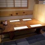 くいものや旬 - 少人数でのお客様はパーテーションで区切り半個室に