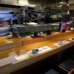くいものや旬 - 広く気取らずくつろげるカウンターは20席ご用意