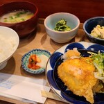 菜お結び - 菜お結びランチ(税込1,100円)
①鶏天、野菜(レタス&かいわれ大根&人参)添え②鰹節&パクチー入りポテトサラダ③菜の花のカレー風味白和え④土鍋炊き白ご飯⑤お味噌汁⑥お漬け物(大根浅漬け&キムチ)