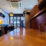 菜お結び - 店内はガラス壁&濃茶色の木柱と白壁、木製カウンター&木製調度品で和みのある雰囲気、BGMは洋楽
お席はカウンター4席、窓カウンター2席、テーブル6席×1卓の合計12席