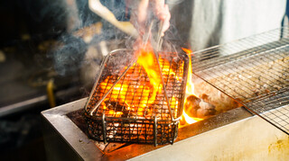 Sumiyaki Kicchin Toriko - 炭を使った料理の調理風景