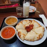 Shivaji - チーズナンとカレー二種