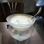 Kohii Tou - ◆珈琲にタップリの「生クリーム」が添えられるのは嬉しいですね。