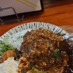 キッチン REST - カレーライス。
      うん、とってもマイルドなのだけど、時々ピリ辛で美味しい。
      激辛にしなくても、そこそこ辛かったんだねw