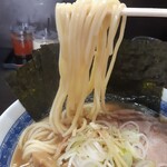 中華そば べんてん - 中太ストレート自家製麺　柔らかめですがもちもちで食べやすい。なので量いけるんですね